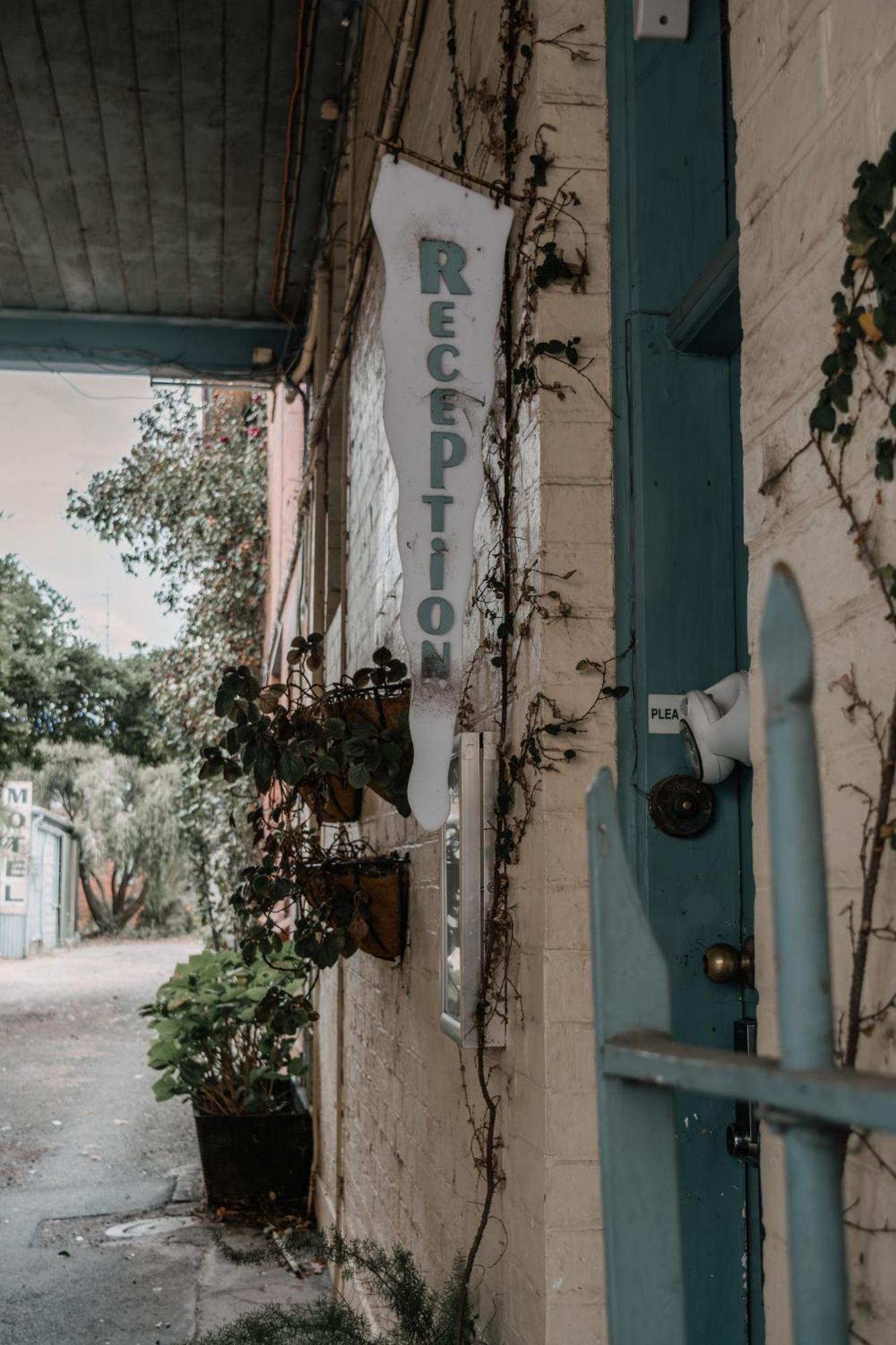 La Cochon Rose Motel Saint Arnaud ภายนอก รูปภาพ